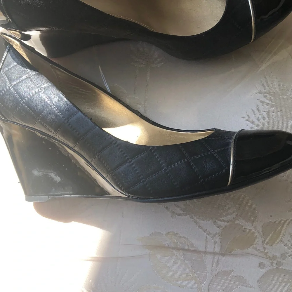 Bandolino Black Patent Leather Heels - Picture 2 of 4